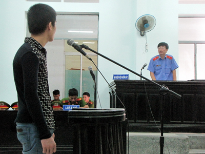 Bị cáo Đức nghe đại diện Viện Kiểm sát phát biểu quan điểm.