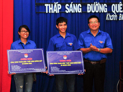 Anh Võ Hoàn Hải - Bí thư Tỉnh đoàn trao tượng trưng công trình thanh niên cho đại diện 2 xã