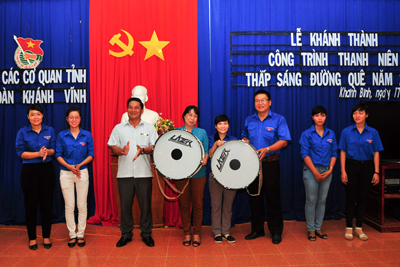 Các đại biểu trao tặng trống cho 2 trường