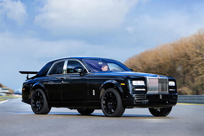 Rolls-Royce SUV chạy thử dưới hình dạng Phantom trục cơ sở ngắn với cánh gió lớn phía đuôi xe.