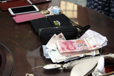 Toàn bộ tài sản trong túi xách của bà Wang Fan.