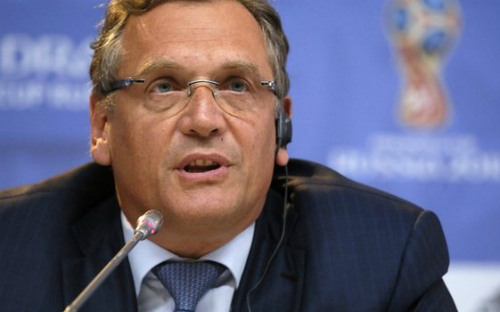 Ông Jerome Valcke quen mặt với các CĐV trong buổi bốc thăm chia bảng World Cup hay Gala Quả bóng vàng. Ảnh: AP.