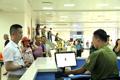 Khách Trung Quốc làm thủ tục nhập cảnh tại Sân bay quốc tế Cam Ranh