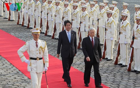 Tổng Bí thư và Thủ tướng Nhật Bản duyệt đội danh dự.