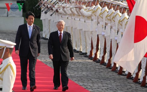  Tổng Bí thư Nguyễn Phú Trọng và Thủ tướng Shinzo Abe duyệt đội danh dự