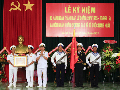 Thừa ủy nhiệm của Chủ tịch nước, Chuẩn đô đốc Đặng Minh Hải trao Huân chương Bảo vệ Tổ quốc hạng Nhất cho Lữ đoàn Hải quân đánh bộ 101