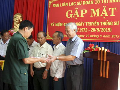 Đại tá Hán Minh Thanh, Phó Sư đoàn trưởng Sư đoàn 10 trao kỷ niệm chương cho các cựu chiến binh.