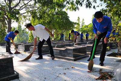 Các đoàn viên, thanh niên quét dọn, vệ sinh nghĩa trang liệt sỹ