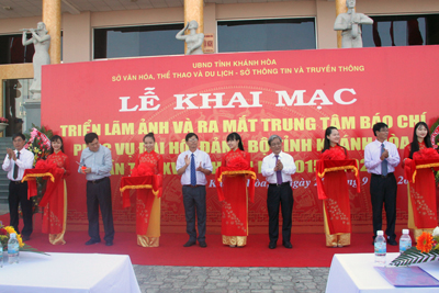 Khai mạc Triển lãm ảnh và ra mắt Trung tâm báo chí phục vụ Đại hội Đảng bộ tỉnh lần thứ XVII