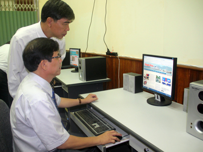 Ông Nguyễn Tấn Tuân truy cập trang tin điện tử Báo Khánh Hòa tại trung tâm báo chí