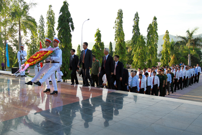 Đoàn đại biểu do ông Lê Thanh Quang viếng và đặt vòng hoa tại Nghĩa trang liệt sĩ Hòn Dung