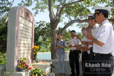 Bia lưu niệm tàu C235 tại chân núi Hòn Hèo