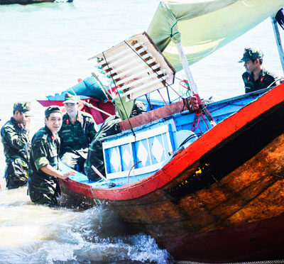 Cán bộ, chiến sĩ lực lượng vũ trang tỉnh cứu thuyền ngư dân gặp nạn trên biển
