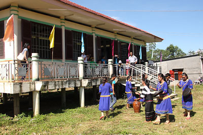 Những năm qua, đời sống vật chất, tinh thần của đồng bào dân tộc thiểu số ở huyện Khánh Sơn ngày càng được nâng cao. Ảnh: N.T