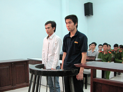 Bị cáo Chinh (phải) và Vũ.