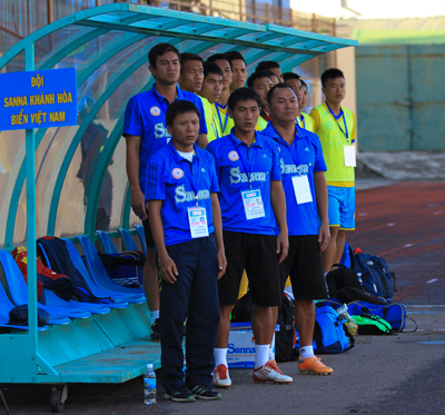 Ông Võ Đình Tân (ngoài cùng bên trái) và Ban huấn luyện, các cầu thủ đội bóng Sanna Khánh Hòa - Biển Việt Nam.