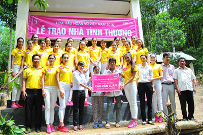 Trao biểu trưng nhà tình thương cho gia đình anh Cao Văn Luận