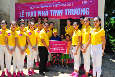 Trao biểu trưng nhà tình thương cho chị Cao Thị Phượng