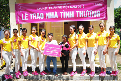 Thăm hỏi và trao biểu trưng nhà tình thương cho gia đình anh Cao Văn Công