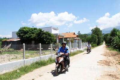 Những ngôi nhà khang trang, những tuyến đường  bê tông kiên cố mang đến diện mạo mới cho Khánh Đông