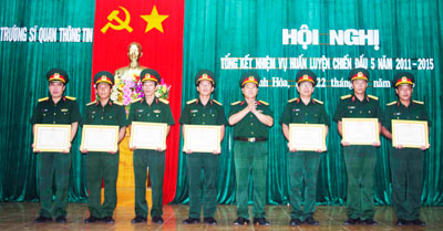 Lãnh đạo Trường Đại học Thông tin liên lạc khen thưởng các tập thể và cá nhân xuất sắc