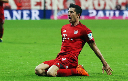 Lewandowski được trợ giúp rất nhiều từ các đồng đội. Ảnh: Bongarts.