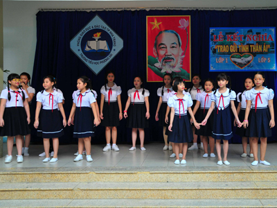 Trường Tiểu học Phương Sài tổ chức kết nghĩa giữa học sinh lớp 5 và lớp 1