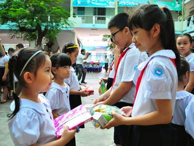 Các học sinh trao đổi quà với nhau