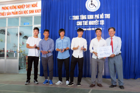 Các cầu thủ tặng 70 triệu đồng cho các em học sinh khuyết tật của Trung tâm Phục hồi chức năng – Giáo dục trẻ em khuyết tật tỉnh Khánh Hòa