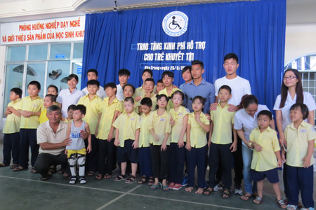 Các cầu thủ của Câu lạc bộ Hoàng Anh Gia Lai cùng với các học sinh của Trung tâm Phục hồi chức năng - Giáo dục trẻ em khuyết tật tỉnh