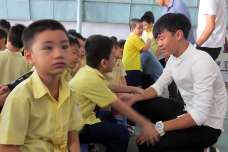 Cầu thủ Văn Toàn giao lưu với các em học sinh của Trung tâm