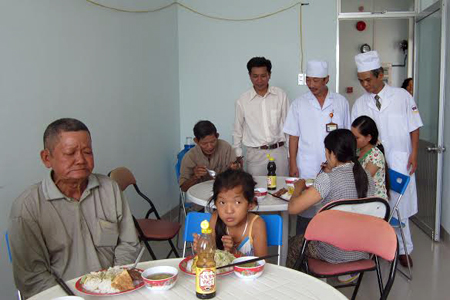 Đưa vào sử dụng bếp ăn tình thương mới