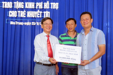 Các thành viên Ban huấn luyện tặng tiền cho Trung tâm Phục hồi chức năng – Giáo dục trẻ em khuyết tật tỉnh Khánh Hòa