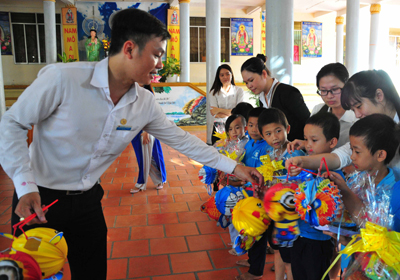 Các cán bộ, nhân viên công ty trao quà cho các em