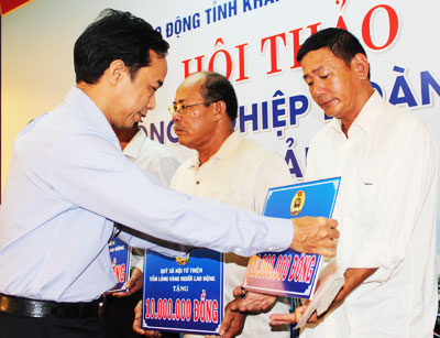 Ông Đỗ Danh Phương - Tổng biên tập Báo Người Lao Động trao quà cho chủ tàu cá bị chìm, bị hư hỏng