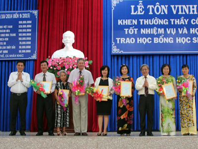 Tôn vinh các nhà tài trợ, khen thưởng và trao học bổng cho giáo viên, học sinh