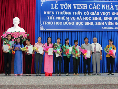 Ông Bùi Hồng Thái trao thưởng cho các giáo viên.