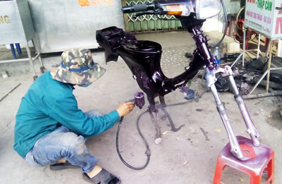 Tiệm sửa xe lấn chiếm vỉa hè