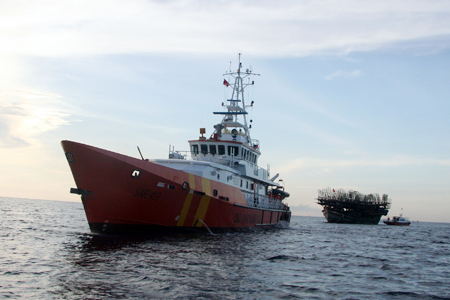 Tàu SAR 413 lai dắt tàu cá bị nạn vào vịnh Nha Trang.