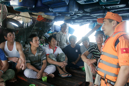 Tổng Giám đốc VNMRCC Nguyễn Anh Vũ thăm hỏi, động viên tình thần các ngư dân trên tàu cá bị nạn.