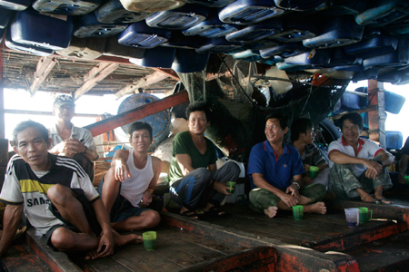 Ngư dân trên tàu cá bị nạn vui mừng khi được đưa vào bờ an toàn.