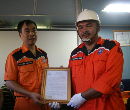 Ông Nguyễn Anh Vũ trao thư khen của Bộ trưởng Bộ Giao thông - Vận tải cho thuyền trưởng tàu SAR 413.