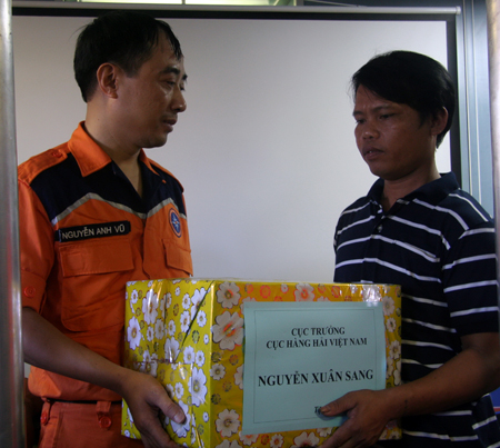 Tặng quà của Cục trưởng Cục hàng hải Việt Nam cho thuyền trưởng tàu cá QNa-90956TS.