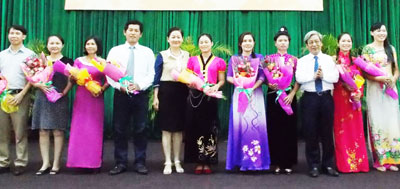 Đồng chí Lê Xuân Thân và lãnh đạo Trung ương Hội Liên hiệp Phụ nữ Việt Nam tặng hoa cho đại diện các đơn vị tham dự.