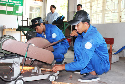 Các học viên thực hành cắt kim loại