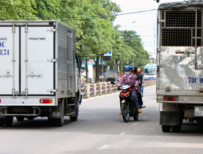 Chạy xe ngược chiều trên đường Lê Hồng Phong, TP. Nha Trang