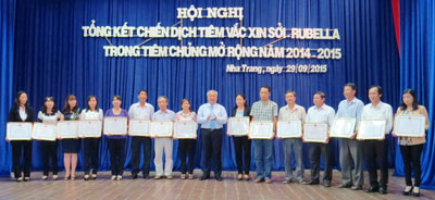 Đồng chí Đào Công Thiên trao bằng khen của UBND tỉnh cho các tập thể và cá nhân