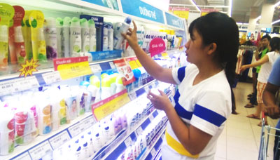 Người tiêu dùng lựa chọn mỹ phẩm tại một siêu thị