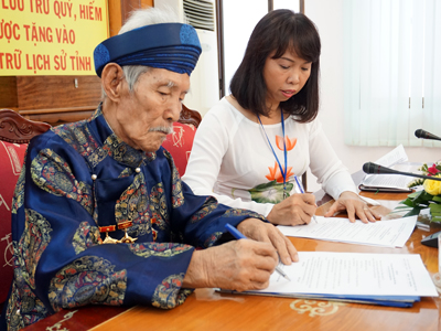 Cụ Tôn Thất Long và bà Nguyễn Thị Thu Hà, lãnh đạo Chi cục Văn thư - Lưu trữ tỉnh kiêm Giám đốc Trung tâm Lưu trữ lịch sử tỉnh ký biên bản giao nhận tài liệu hiến tặng vào Lưu trữ lịch sử tỉnh Khánh Hòa. 