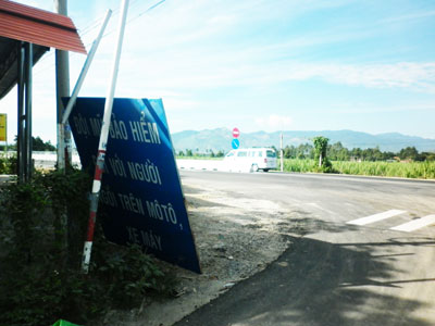 Bảng tuyên truyền bị rơi